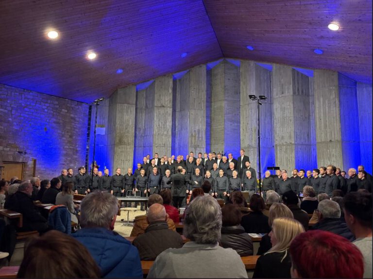 Volles Haus und großartige Stimmen: MGV Liederkranz Altenbach und VocalArt Ottfingen begeistern mit „MEDIA VITA“!